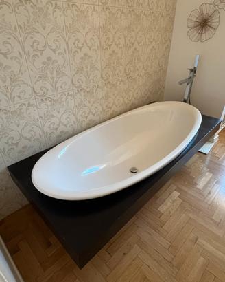 Vasca da bagno Flaminia sospesa con cornice rovere
