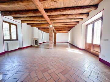 Rustico / Casale di 219 m² con più di 5 locali e b