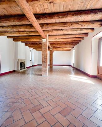 Rustico / Casale di 219 m² con più di 5 locali e b
