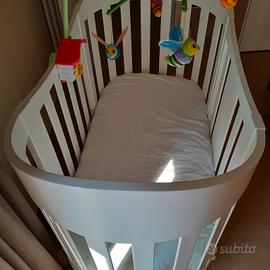 culla in legno bianca di forma ovale