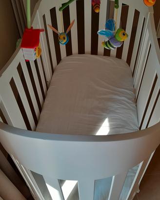 culla in legno bianca di forma ovale