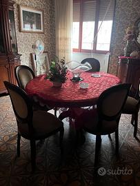 Tavolo in legno con 6 sedie abbinate