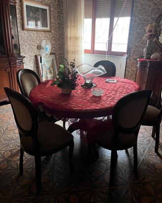 Tavolo in legno con 6 sedie abbinate
