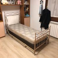 Letto singolo in ottone con materasso