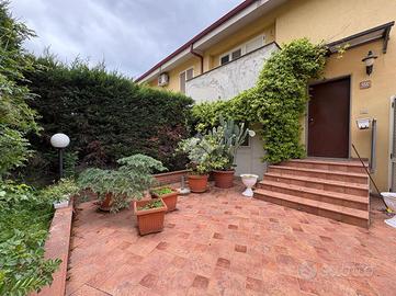 VILLA A SCHIERA A RENDE