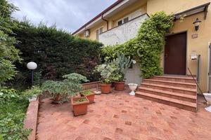 VILLA A SCHIERA A RENDE