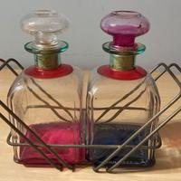 un'oliera/acetiera vintage con portabottiglie in m