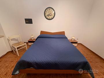 Camera da letto con comodini e armadio