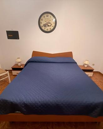 Camera da letto con comodini e armadio