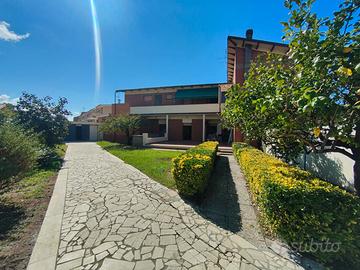 Rif.13 Torvaianica Ampio Appartamento Giardino Box