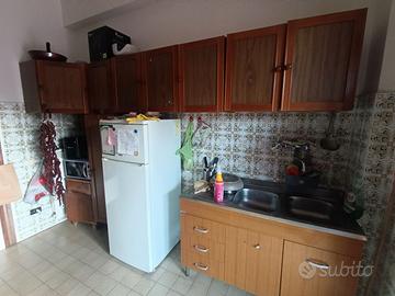 Cucina componibile  con pensili, frigo e lavabo