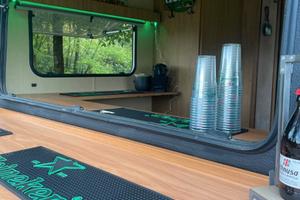 Roulotte Customizzata Heineken con banco bar