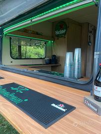 Roulotte Customizzata Heineken con banco bar