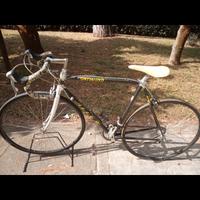 bici da corsa specialized in carbonio