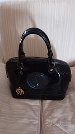 Borsa Armani a mano e tracolla. Consegna a mano