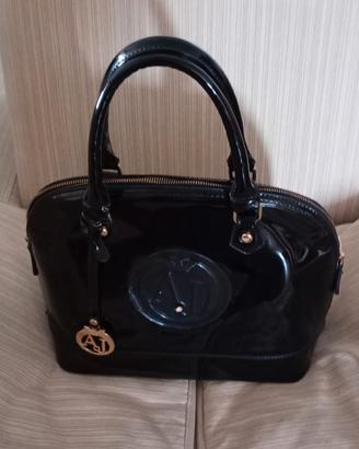 Borsa Armani a mano e tracolla. Consegna a mano
