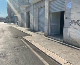 Locale con 3 vetrine
