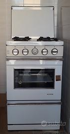 Cucina a gas con quattro fuochi