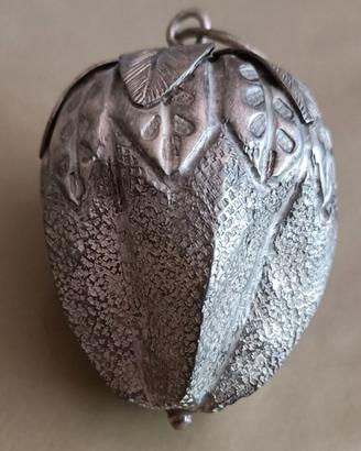 Ciondolo in argento forma fragola