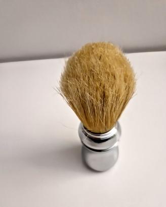 Pennelli da barba di marca e vaschetta in ceramica