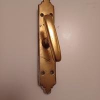 Maniglia in ottone per finestra 