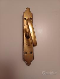 Maniglia in ottone per finestra 