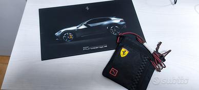Tracolla Uomo Ferrari e Brochure Purosangue