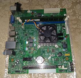 scheda PC con vari componenti tutti insieme 