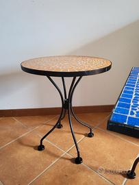 coppia di tavolini in ferro battuto e mosaico in p