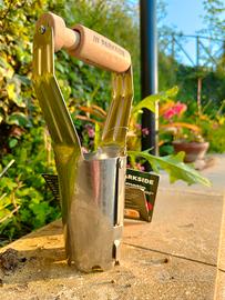 Piantatore automatico Parkside con manico in legno