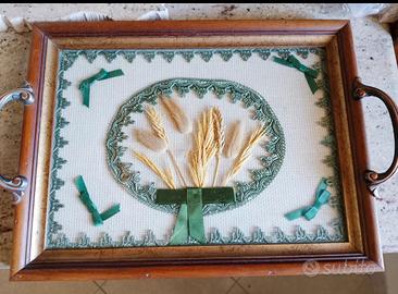 vassoio in legno con vetro  e decorazione interna 
