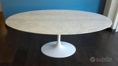 Tavolo Tulip Di Saarinen ovale  marmo  di Carrara