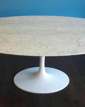 Tavolo Tulip Di Saarinen ovale  marmo  di Carrara