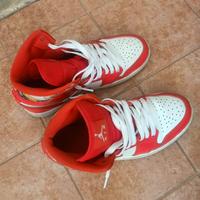 air Jordan 1 mid rosse con lacci bianchi