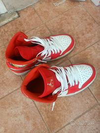 air Jordan 1 mid rosse con lacci bianchi