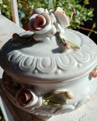 Cofanetto vintage  Capodimonte con roselline.