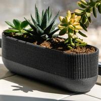 Set di vasi moderni a tre elementi con fori