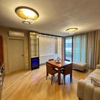 Tavolo moderno  con sedie e puff divano