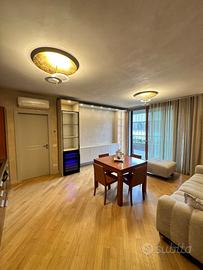 Tavolo moderno  con sedie e puff divano