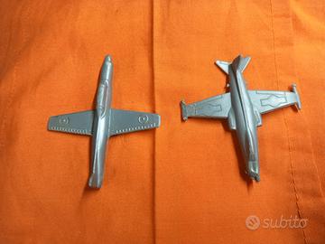lotto 2 aerei militari vintage in plastica geigia