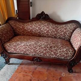 Divano d’epoca in legno intagliato