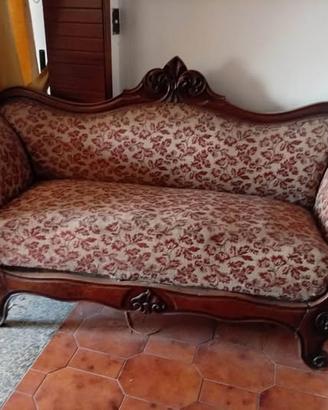 Divano d’epoca in legno intagliato