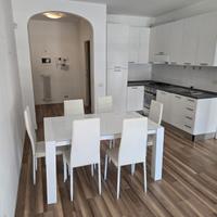 blocco cucina con tavolo e mobile bagno