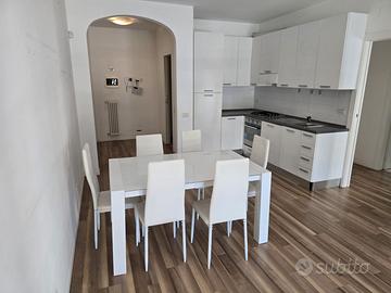 blocco cucina con tavolo e mobile bagno