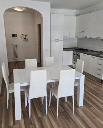 blocco cucina con tavolo e mobile bagno
