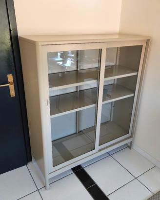 vetrina con ante scorrevoli IKEA Idasen