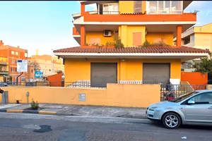 Locale commerciale con con cortile