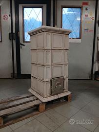 Stufa in ceramica combustibile legna