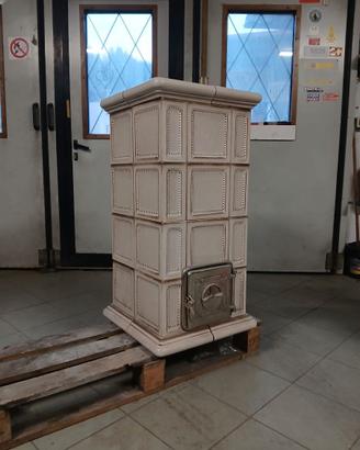 Stufa in ceramica combustibile legna