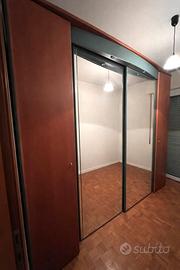 Armadio in legno con specchio